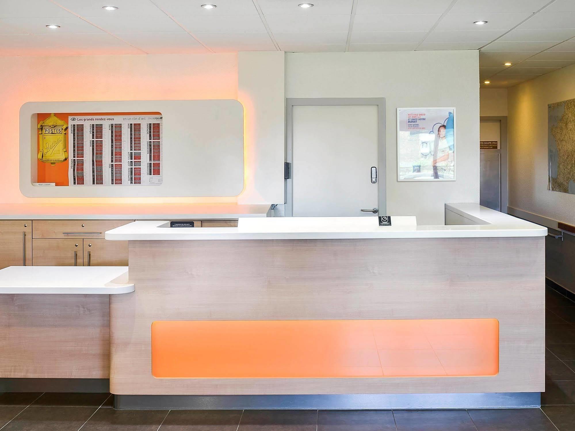 Hotel Ibis Budget Lyon Sud Saint-Fons A7 Exteriör bild